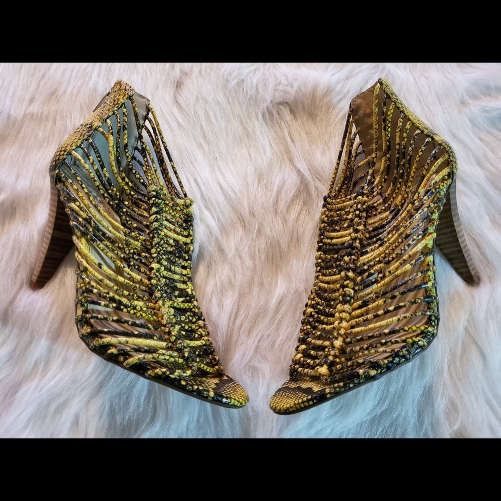 NWOT Vince Camuto Alsandra Snakeprint Booties - Picture 2 of 4